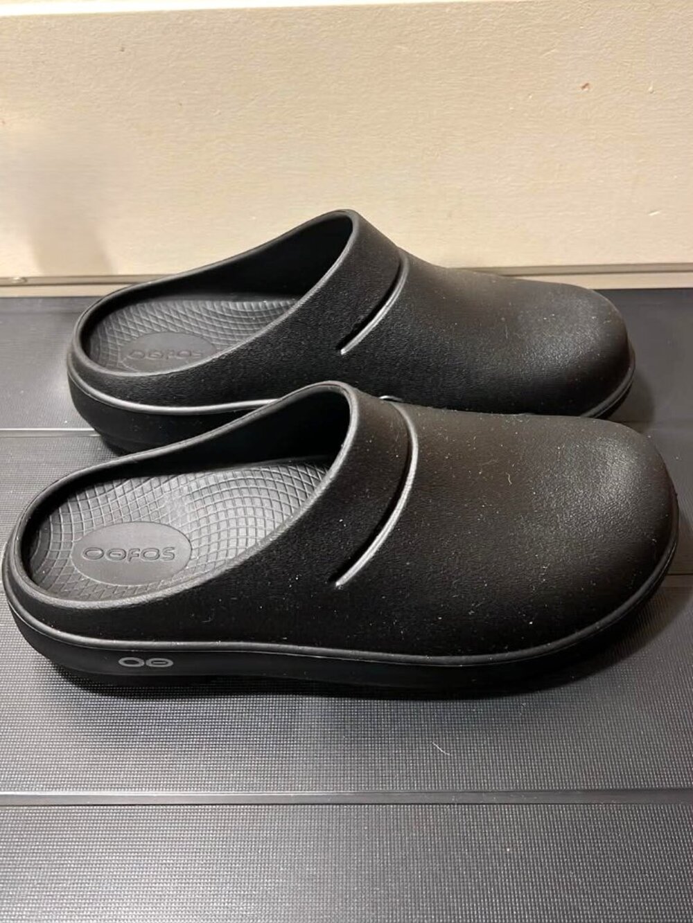 OOFOS OOclog Recovery Clogs • Black • Women’s 7 • Like New